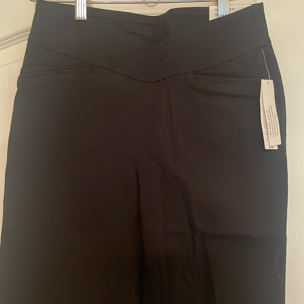 New Women’s Black Capri pants, size 6